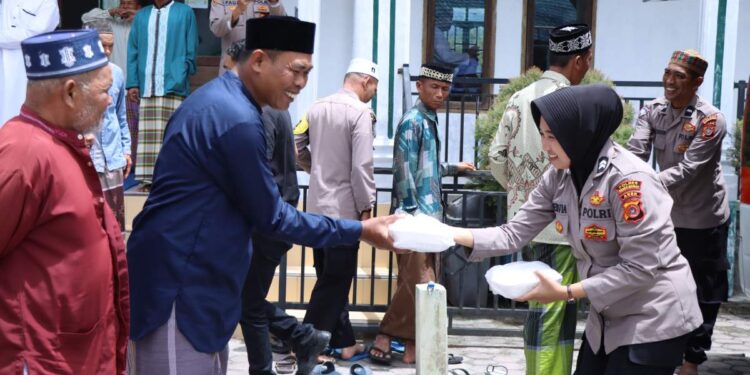 Dalam Semangat Kebersamaan, Polres Bener Meriah Gelar “Jumat Berbagi Kasih “