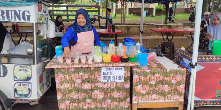 Jumat Berkah, Mamak Roni Bersama Kak Ria ” Berbagi Es Teler Dan Nasi Ayam Sambel Hijau Gratis”