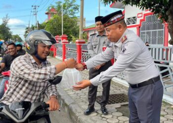 Peringati HBP Ke 60, Lapas Bireuen Bagikan Takjil Kepada Pengguna Jalan 