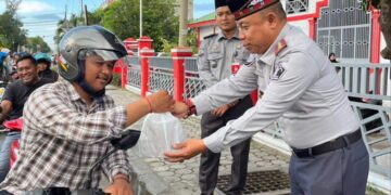 Peringati HBP Ke 60, Lapas Bireuen Bagikan Takjil Kepada Pengguna Jalan 