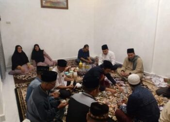 Total Rp. 80 juta, Pj. Bupati Haili Yoga Ikut Menghitung Sumbangan Masyarakat Bener Meriah Pasca Shalat Ied Idul Fitri 1445 H