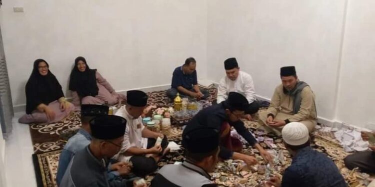 Total Rp. 80 juta, Pj. Bupati Haili Yoga Ikut Menghitung Sumbangan Masyarakat Bener Meriah Pasca Shalat Ied Idul Fitri 1445 H