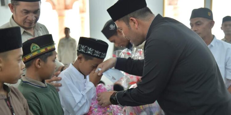 Beri Santuni Di Kecamatan Gajah Putih Dan PRG, Pj. Bupati Haili Yoga : Terus Peduli Kepada Anak Yatim