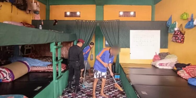 Semarak HBP Ke 60, WBP Rutan Takengon Gotong Royong Jaga Blok Hunian Tetap Bersih