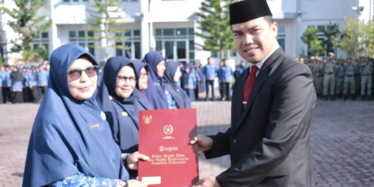 Peringati Hari Otda Ke 28, Pj. Sekda Khairmansyah Serahkan Penghargaan Satyalancana Karya Satya X Kepada PNS