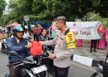 Ramadhan Berkah, Kapolres Dan Ketua Bhayangkari Cabang Aceh Tengah Berbagi Takjil Kepada Pengendara