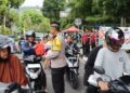 Ramadhan Berkah, Kapolres dan Ketua Bhayangkari Cabang Aceh Tengah berbagi takjil kepada pengendara