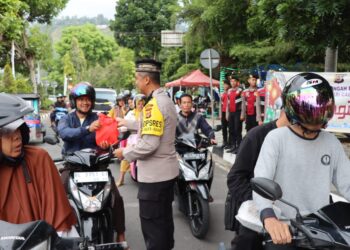 Ramadhan Berkah, Kapolres dan Ketua Bhayangkari Cabang Aceh Tengah berbagi takjil kepada pengendara