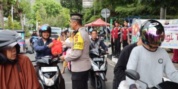 Ramadhan Berkah, Kapolres dan Ketua Bhayangkari Cabang Aceh Tengah berbagi takjil kepada pengendara