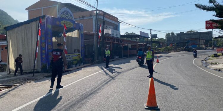 Polisi Pengamanan Operasi Ketupat Seulawah Lakukan Pengaturan Arus Lalu Lintas