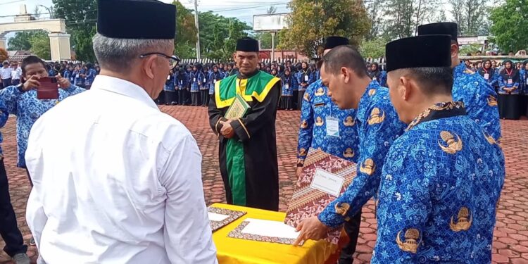 Pj Bupati Aceh Singkil Azmi Lantik 752 ASN PPPK Dan PNS 