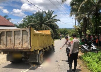 Polisi Lakukan Penyelidikan Kecelakaan Mobil Truk Dengan Sepada Motor Di Gunung Meriah