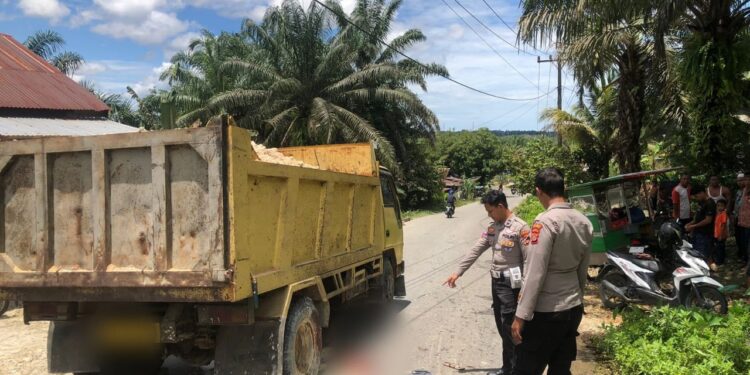 Polisi Lakukan Penyelidikan Kecelakaan Mobil Truk Dengan Sepada Motor Di Gunung Meriah