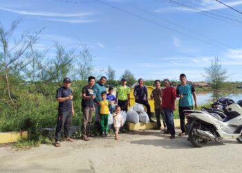 Pemdes Pulo Sarok Dan Pemuda Gotong Royong Jelang HUT Kabupaten Aceh Singkil Di Kawasan Wisata Pantai