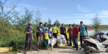 Pemdes Pulo Sarok Dan Pemuda Gotong Royong Jelang HUT Kabupaten Aceh Singkil Di Kawasan Wisata Pantai