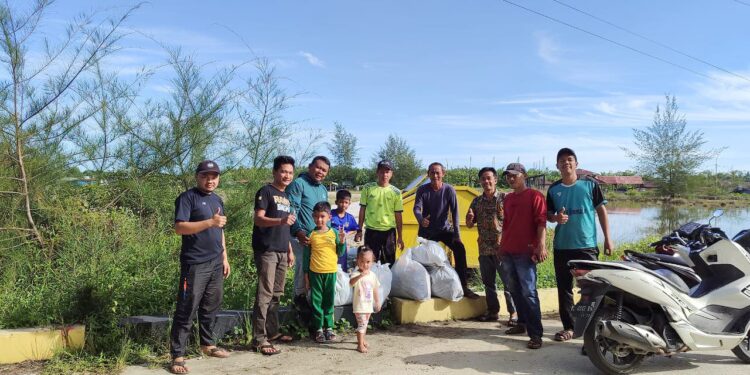Pemdes Pulo Sarok Dan Pemuda Gotong Royong Jelang HUT Kabupaten Aceh Singkil Di Kawasan Wisata Pantai