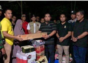 Usai Api Dijinakkan, Pj Bupati Iswanto Langsung Antar Bantuan Masa Panik Korban Kebakaran Di KBJ