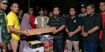 Usai Api Dijinakkan, Pj Bupati Iswanto Langsung Antar Bantuan Masa Panik Korban Kebakaran Di KBJ
