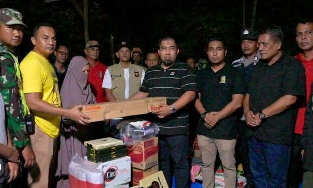 Usai Api Dijinakkan, Pj Bupati Iswanto Langsung Antar Bantuan Masa Panik Korban Kebakaran Di KBJ