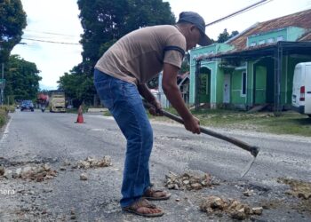 Prihatin Dengan Jalan Lintas Yang Rusak, Anggota DPRK Sami’un Jabat Lakukan Tambal Jalan