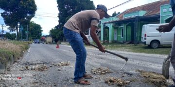 Prihatin Dengan Jalan Lintas Yang Rusak, Anggota DPRK Sami’un Jabat Lakukan Tambal Jalan