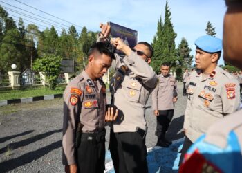 Kapolres Bener Meriah AKBP Nanang Indra Bakti Pimpin Pemeriksaan Sikap Tampang Personel