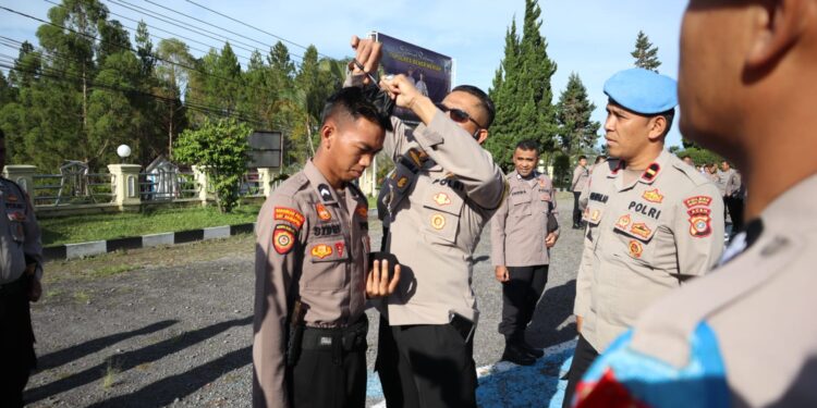 Kapolres Bener Meriah AKBP Nanang Indra Bakti Pimpin Pemeriksaan Sikap Tampang Personel
