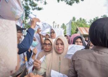 Masyarakat Padati Bazar Pangan Murah di Darul Kamal