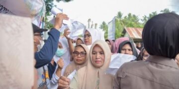 Masyarakat Padati Bazar Pangan Murah di Darul Kamal