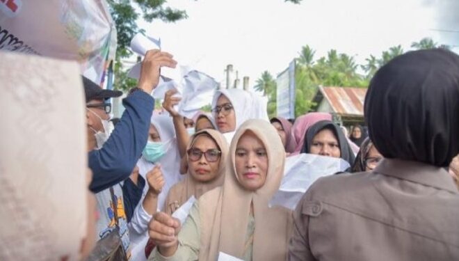 Masyarakat Padati Bazar Pangan Murah di Darul Kamal