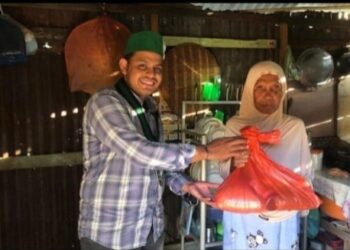 HMI Cabang Lhokseumawe-Aceh Utara Membagikan Paket Sembako Kepada Kaum Dhuafa