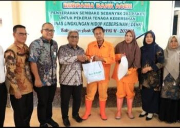 Pj Bupati Aceh Utara Serahkan 283 Paket Sembako Kepada Petugas Kebersihan