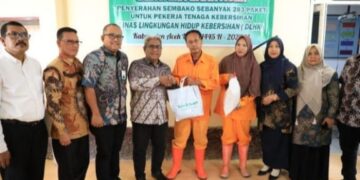Pj Bupati Aceh Utara Serahkan 283 Paket Sembako Kepada Petugas Kebersihan