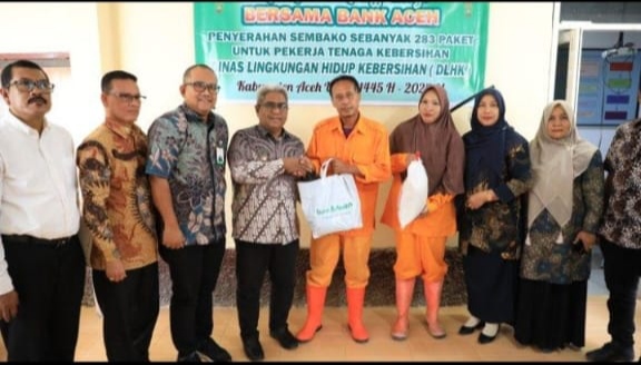 Pj Bupati Aceh Utara Serahkan 283 Paket Sembako Kepada Petugas Kebersihan
