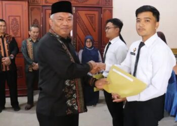 Sekda Aceh Tengah Subhandhy Serahkan SK CPNS Kepada 2 Orang Lulusan STTD