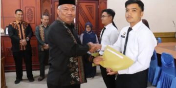 Sekda Aceh Tengah Subhandhy Serahkan SK CPNS Kepada 2 Orang Lulusan STTD