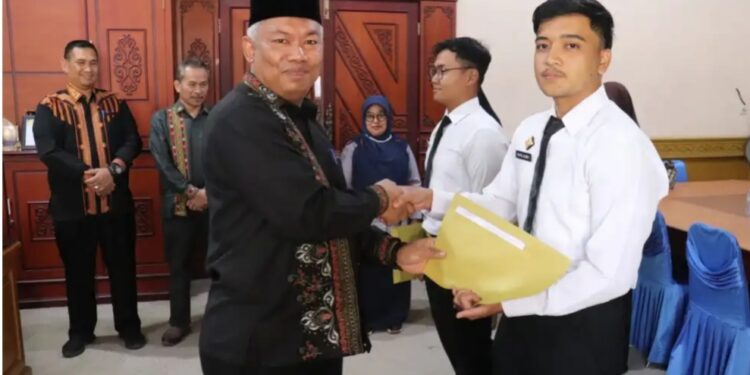 Sekda Aceh Tengah Subhandhy Serahkan SK CPNS Kepada 2 Orang Lulusan STTD