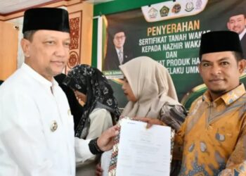 Pj. Bupati Aceh Tengah T Mirzuan Serahkan Sertifikat Tanah Wakaf Dan Sertifikat Produk Halal