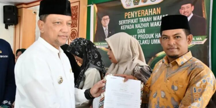 Pj. Bupati Aceh Tengah T Mirzuan Serahkan Sertifikat Tanah Wakaf Dan Sertifikat Produk Halal