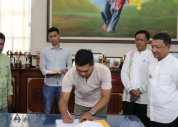 Penandatanganan Kontrak Proyek DAK 2024, Pj Bupati T Mirzuan : Proyek Ini Dapat Mensejahterakan Masyarakat