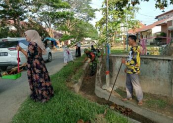 Babinsa Dan Warga Gotong Royong Bersihkan Parit, Menjaga Lingkungan Bersih Bersama