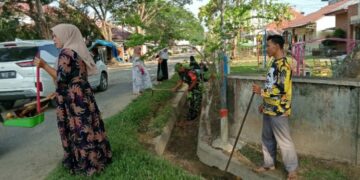 Babinsa Dan Warga Gotong Royong Bersihkan Parit, Menjaga Lingkungan Bersih Bersama