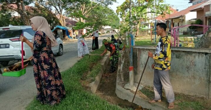 Babinsa Dan Warga Gotong Royong Bersihkan Parit, Menjaga Lingkungan Bersih Bersama