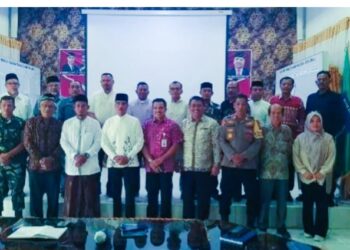 Pj Walikota Langsa Syaridin bersama Forkopimda peserta rapat FKUB, Jum’at (05/04/2024) di Aula Kesbangpol,