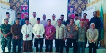 Pj Walikota Langsa Syaridin bersama Forkopimda peserta rapat FKUB, Jum’at (05/04/2024) di Aula Kesbangpol,