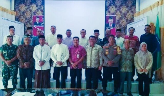 Pj Walikota Langsa Syaridin bersama Forkopimda peserta rapat FKUB, Jum’at (05/04/2024) di Aula Kesbangpol,