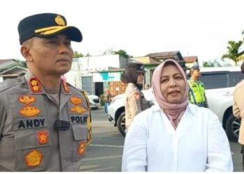 Kapolres Langsa AKBP Andy Rahmansyah, S.IK, SH, MH, bersama Direktur PT CMN Ernawati saat bagi takjil, Selasa (02/04/2024) depan Polres Langsa.