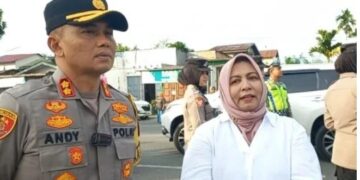 Kapolres Langsa AKBP Andy Rahmansyah, S.IK, SH, MH, bersama Direktur PT CMN Ernawati saat bagi takjil, Selasa (02/04/2024) depan Polres Langsa.