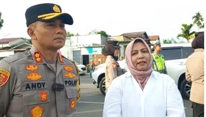 Kapolres Langsa AKBP Andy Rahmansyah, S.IK, SH, MH, bersama Direktur PT CMN Ernawati saat bagi takjil, Selasa (02/04/2024) depan Polres Langsa.