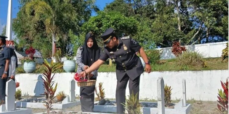 Peringati HBP Ke 60, Kantor Imigrasi Takengon Menghadiri Acara Upacara Dan Tabur Bunga Di Makam Pahlawan